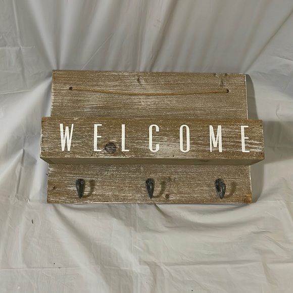 Rustic welcome wall hanging for mail, keys, dog leashes, etc - Picture 1 of 12